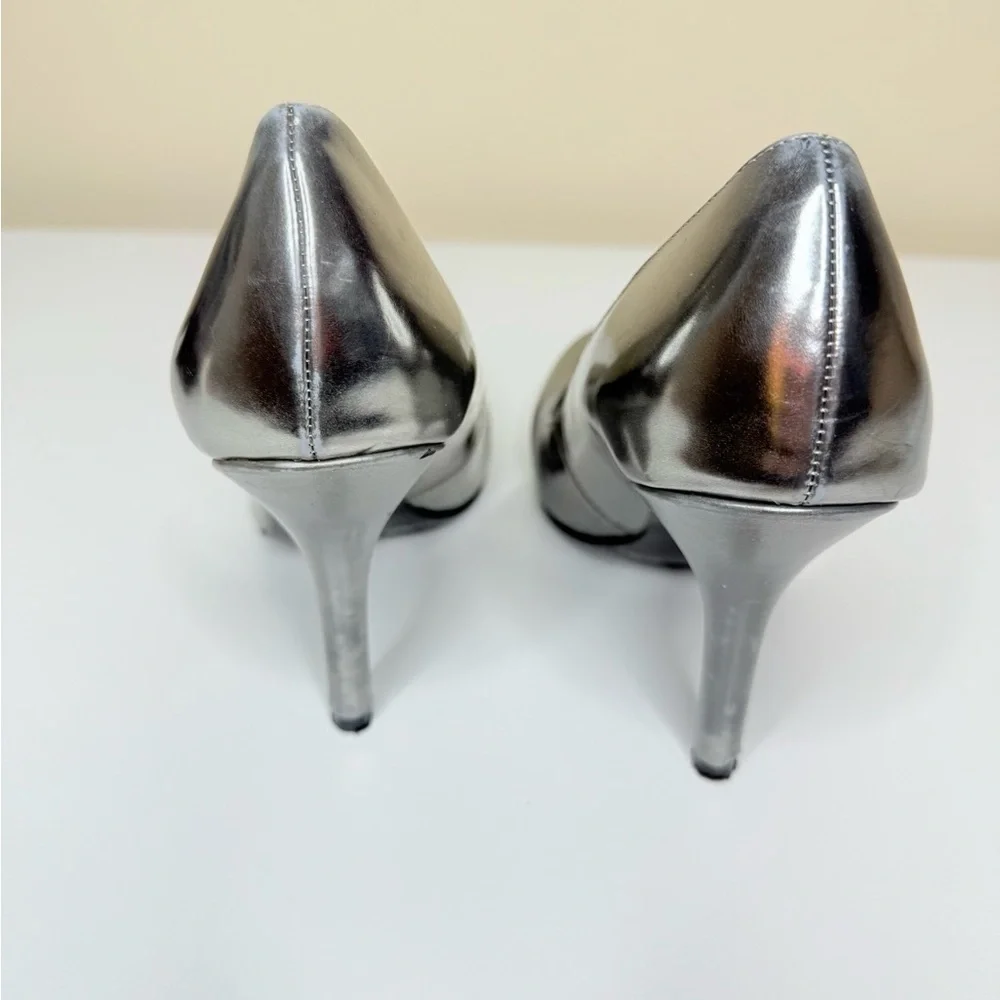Jessica Simpson Shiny Silver closed toed round pump heels